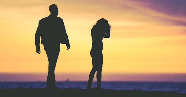 ondergaande zon, man loopt op vrouw af